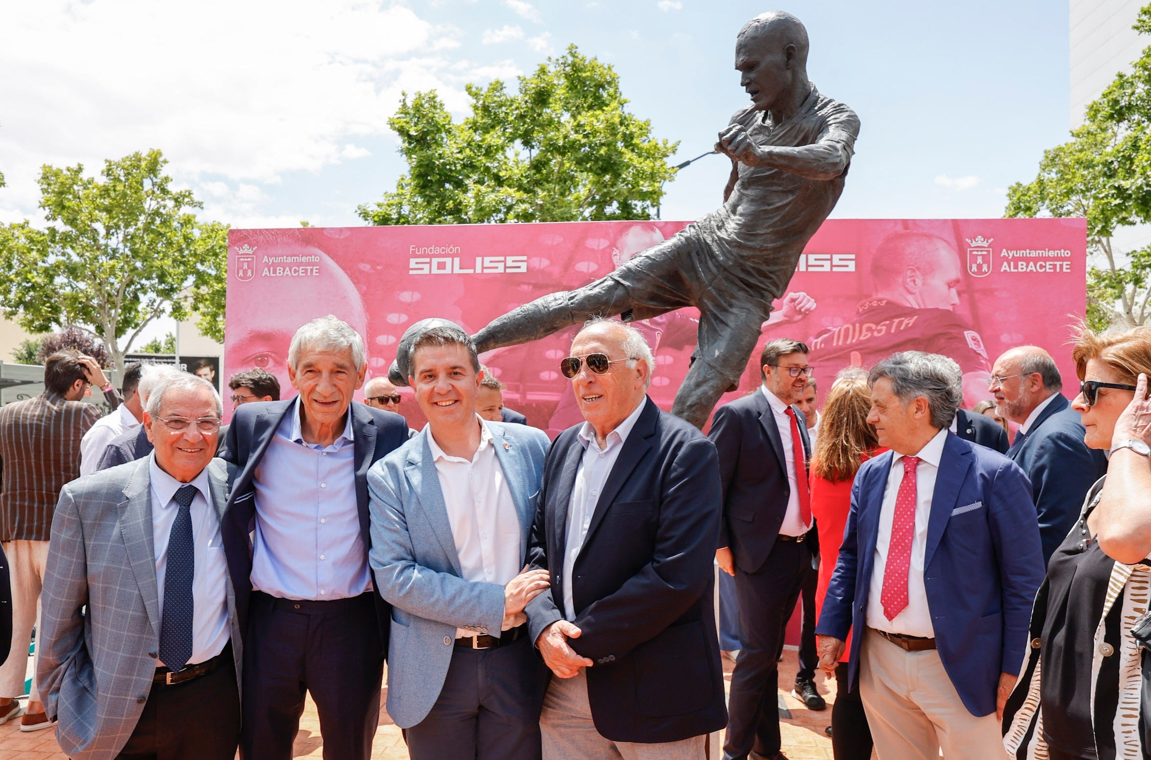 Iniesta cuenta ya con una escultura a tamaño real junto al Belmonte Iniesta cuenta ya con una escultura a tamaño real junto al Belmonte