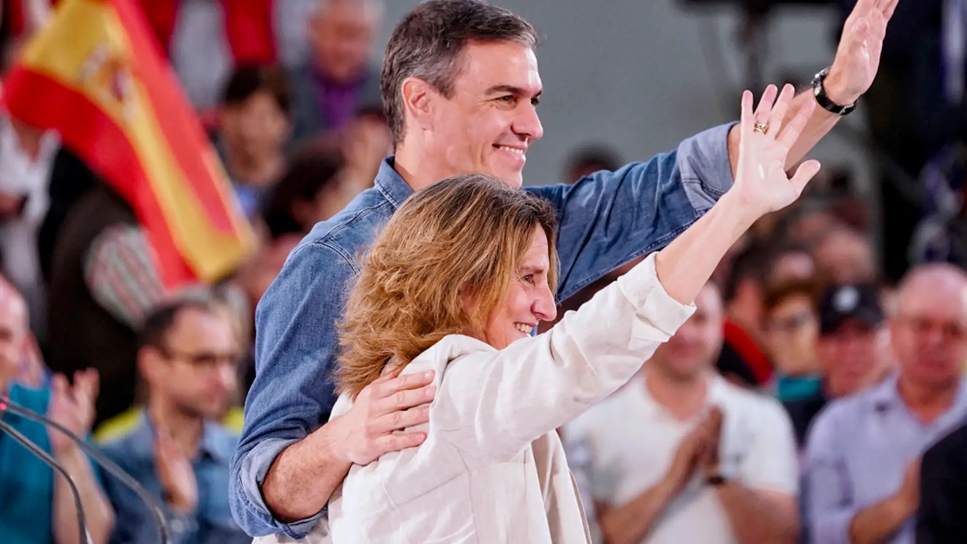 El presidente del Gobierno y líder del PSOE, Pedro Sánchez, acompaña a la cabeza de lista del partido a las elecciones europeas, Teresa Ribera/ EFE/ Nacho Gallego