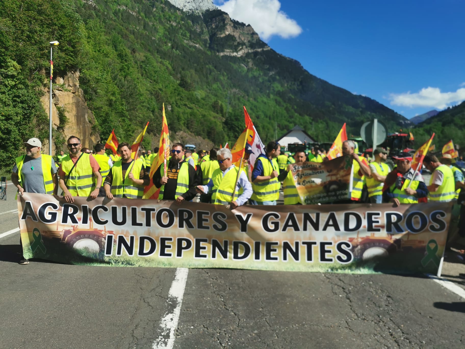 Las protestas de los agricultores bloquean los pasos del Pirineo oscense Las protestas de los agricultores bloquean los pasos del Pirineo oscense