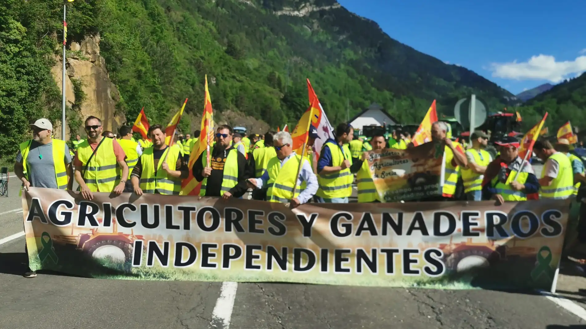 Las protestas de los agricultores bloquean los pasos del Pirineo oscense
