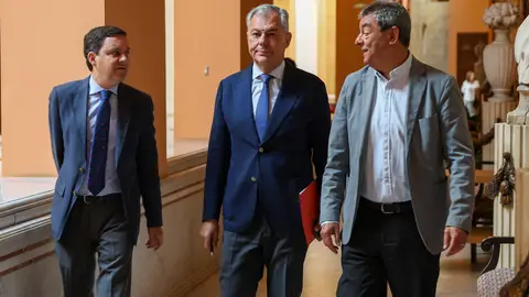 El alcalde José Luis Sanz, en el centro, junto a los delegados de urbanismo (izq.) y el de seguridad (dcha.) El alcalde José Luis Sanz, en el centro, junto a los delegados de urbanismo (izq.) y el de seguridad (dcha.)