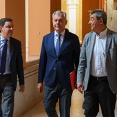 El alcalde José Luis Sanz, en el centro, junto a los delegados de urbanismo (izq.) y el de seguridad (dcha.) El alcalde José Luis Sanz, en el centro, junto a los delegados de urbanismo (izq.) y el de seguridad (dcha.)