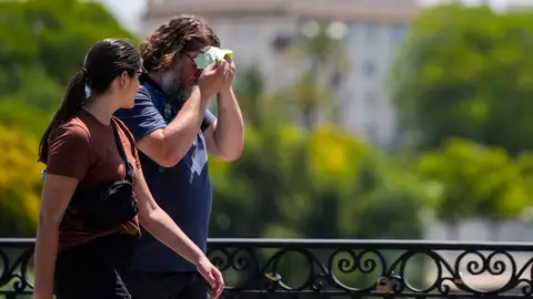 Un hombre se seca el calor de la frente, a 30 de mayo de 2024 en Sevilla (Andalucía, España). Un hombre se seca el calor de la frente, a 30 de mayo de 2024 en Sevilla (Andalucía, España).