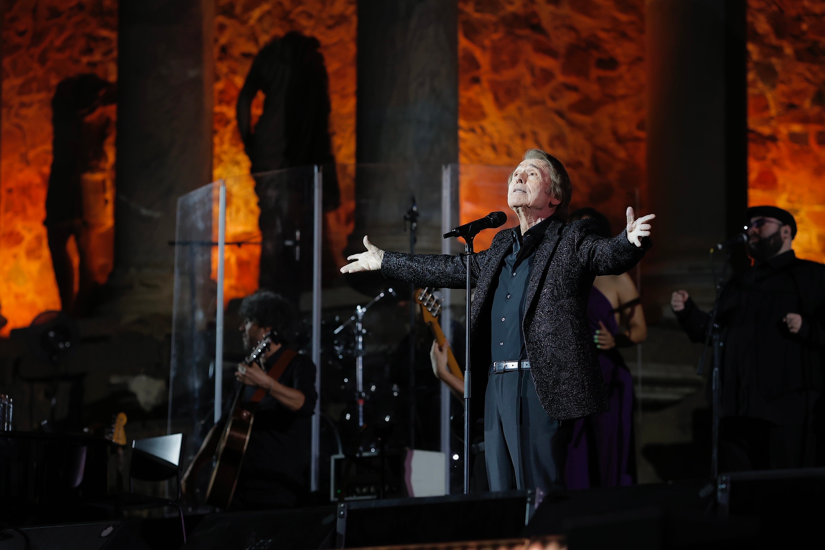 Raphael vuelve a "vencer y convencer" en el STONE & MUSIC Festival Raphael vuelve a "vencer y convencer" en el STONE & MUSIC Festival