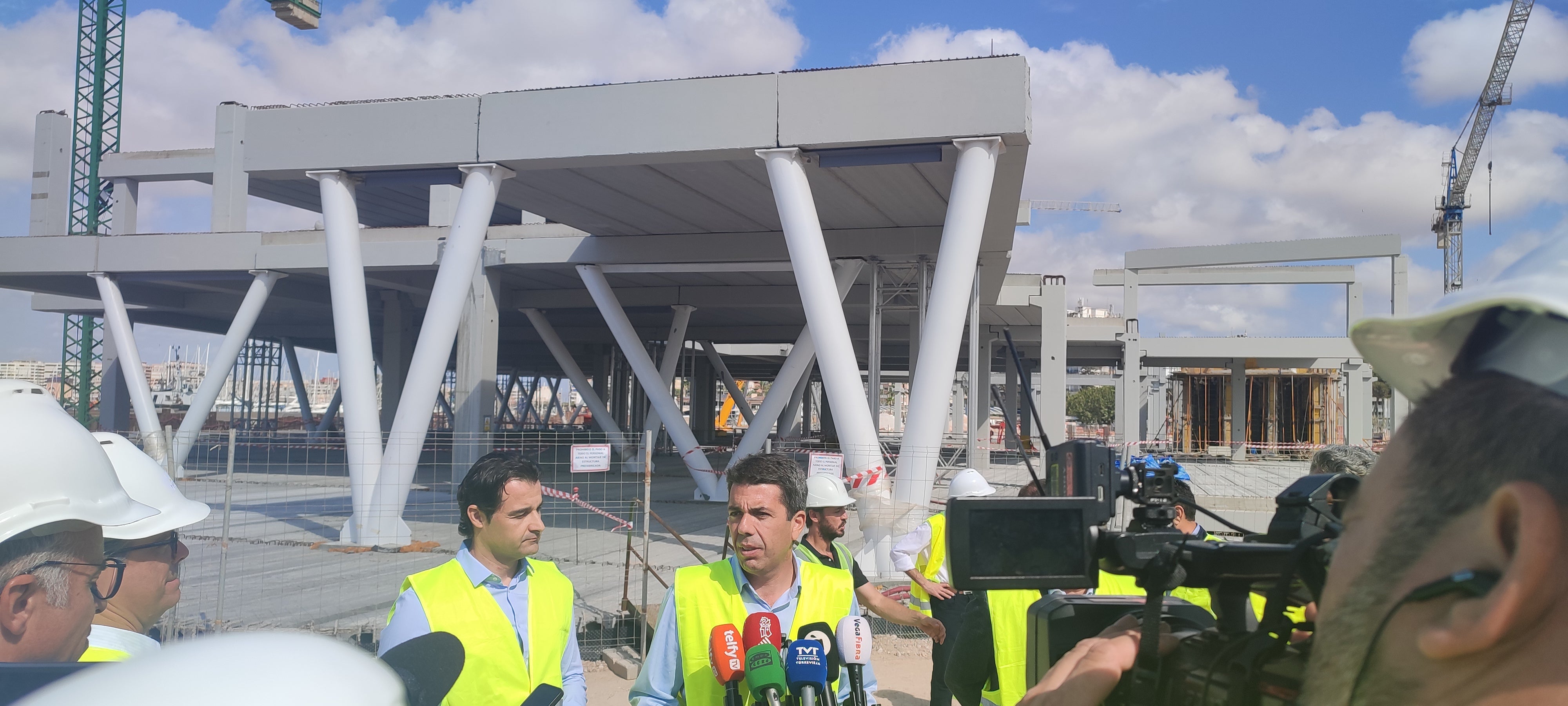 El president de la Generalitat comprueba el avance de las obras del puerto de Torrevieja El president de la Generalitat comprueba el avance de las obras del puerto de Torrevieja