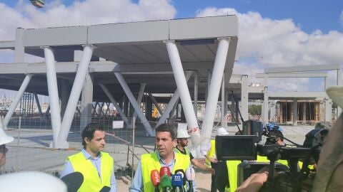 El president de la Generalitat comprueba el avance de las obras del puerto de Torrevieja 