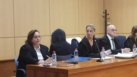 Acusada, tapada, durante el juicio - Acusada, tapada, durante el juicio -