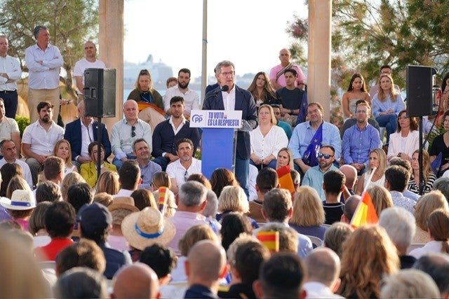 Feijóo asegura en Palma que Sánchez ha "entrado en pánico" por la "corrupción" y solo busca que "la gente no se entere" Feijóo asegura en Palma que Sánchez ha "entrado en pánico" por la "corrupción" y solo busca que "la gente no se entere"