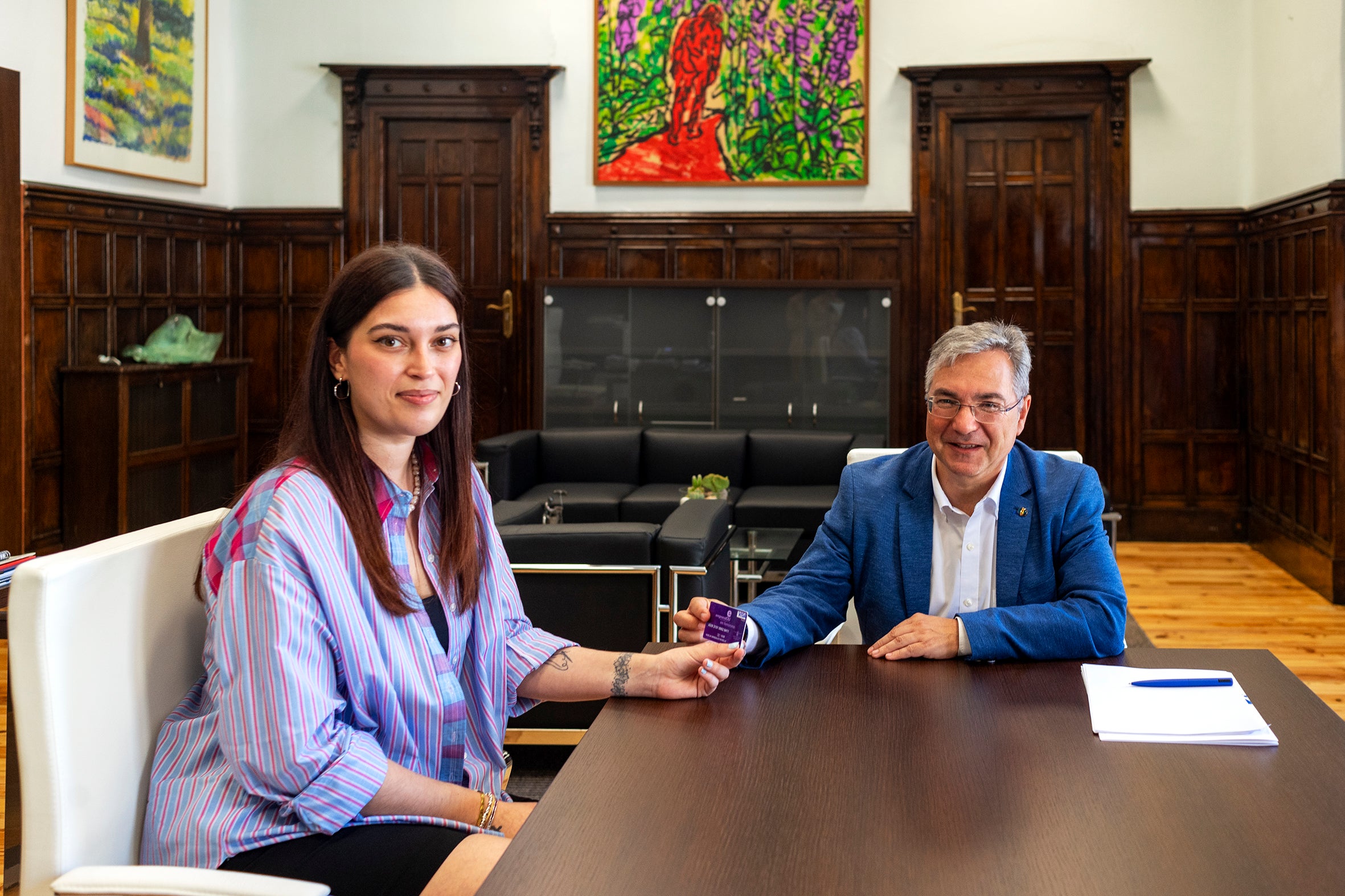 O presidente da Deputación de Ourense entrega a “tarxeta 8M” O presidente da Deputación de Ourense entrega a “tarxeta 8M”