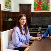 O presidente da Deputación de Ourense entrega a “tarxeta 8M” 