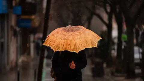 Imagen de archivo de una personas bajo un paraguas Imagen de archivo de una personas bajo un paraguas