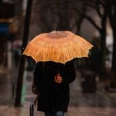 Imagen de archivo de una personas bajo un paraguas