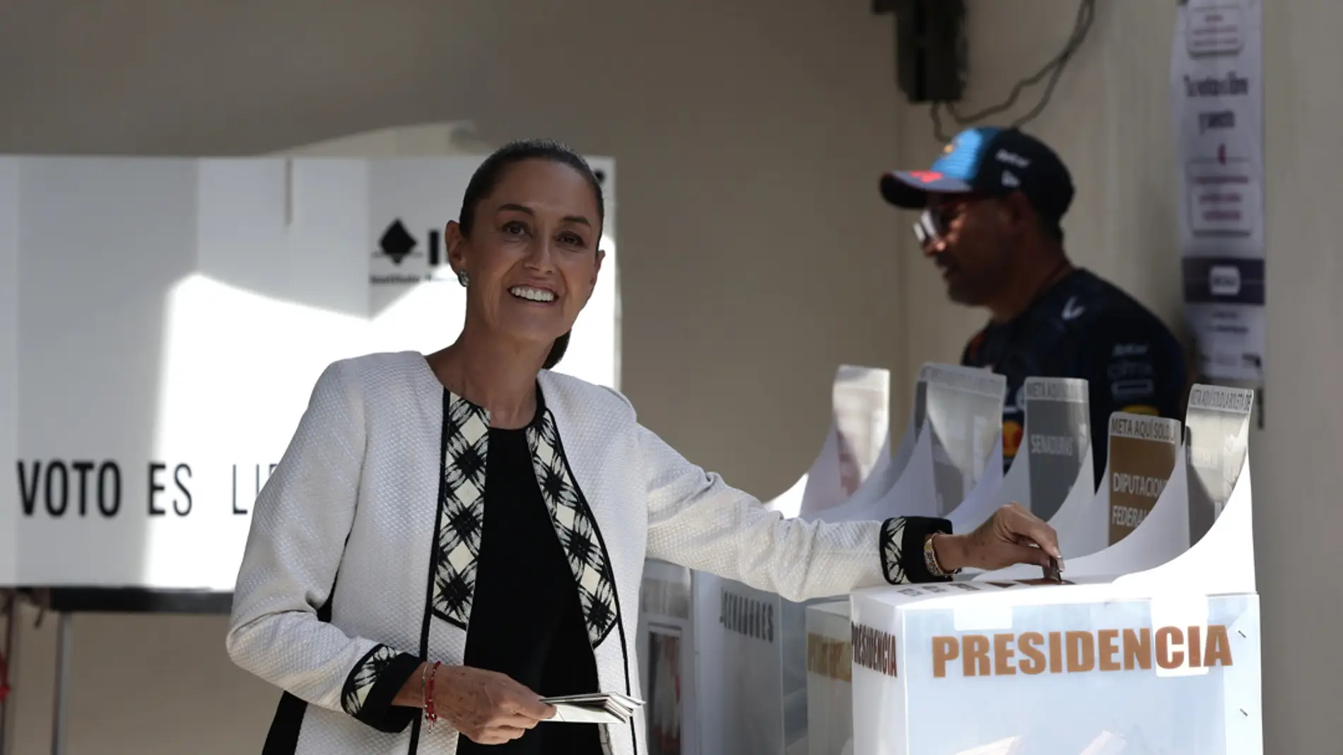 La candidata oficialista a la presidencia de México, Claudia Sheinbaum, vota en las elecciones generales mexicanas este domingo