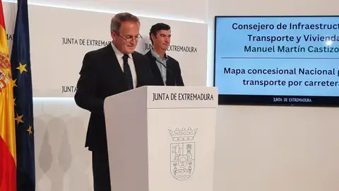 El consejero de Infraestructuras, Transporte y Vivienda de la Junta, Manuel Martín Castizo, y el director general de Movilidad y Transportes, Cristóbal Maza, en rueda de prensa sobre la propuesta de mapa concesional nacional de tranporte por carretera El consejero de Infraestructuras, Transporte y Vivienda de la Junta, Manuel Martín Castizo, y el director general de Movilidad y Transportes, Cristóbal Maza, en rueda de prensa sobre la propuesta de mapa concesional nacional de tranporte por carretera