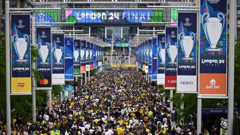 Aficionados de Real Madrid y Borussia Dortmund en los aleda&ntilde;os de Wembley antes de la final de Champions