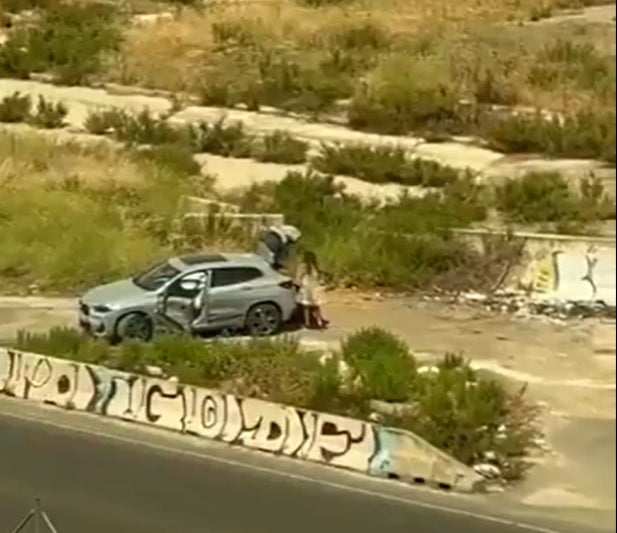 Graban un vídeo de los sospechosos del asesinato de Borja Villacís cambiando las matrículas del coche del crimen Graban un vídeo de los sospechosos del asesinato de Borja Villacís cambiando las matrículas del coche del crimen