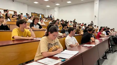 Exámenes de Selectividad 2024 en una universidad. Exámenes de Selectividad 2024 en una universidad.