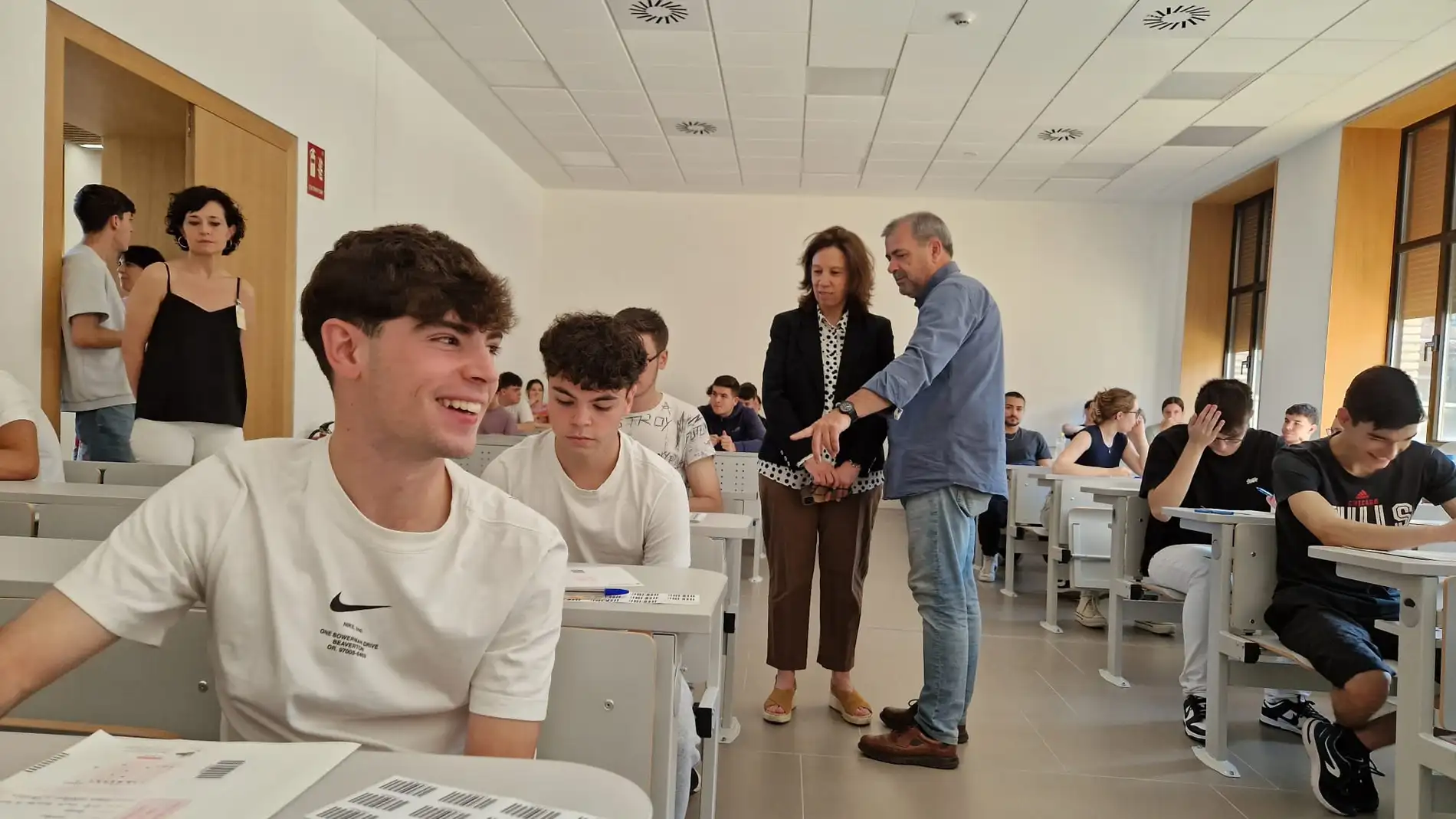 Alumnos durante el primer examen, en la nueva Facultad de Filosofía de Zaragoza