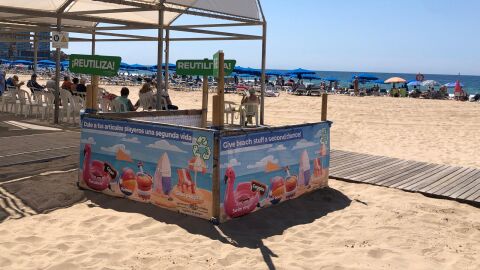 Segunda vida para los cubos, las palas y los flotadores en la playa de Benidorm