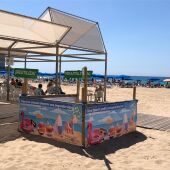 Segunda vida para los cubos, las palas y los flotadores en la playa de Benidorm