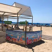 Segunda vida para los cubos, las palas y los flotadores en la playa de Benidorm Segunda vida para los cubos, las palas y los flotadores en la playa de Benidorm