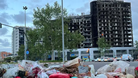 El padre del fallecido junto a su familia en el incendio de Campanar se queja del juez y los bomberos ante el Síndic de Greuges El padre del fallecido junto a su familia en el incendio de Campanar se queja del juez y los bomberos ante el Síndic de Greuges