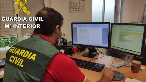 Archivo - Agente de la Guardia Civil en tareas de investigación - Archivo - Agente de la Guardia Civil en tareas de investigación -