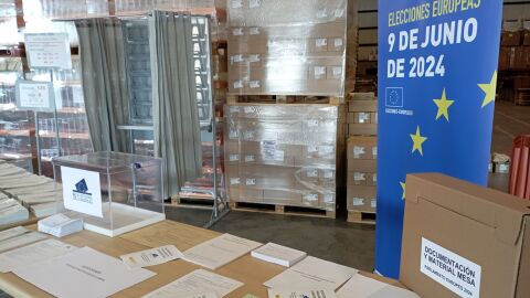 Interior del almac&eacute;n electoral central del pol&iacute;gono La Garena de Alcal&aacute; de Henares