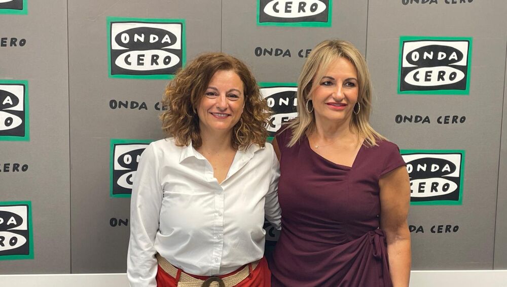 La Consellera, Nuria Montes, junto a la periodista Raquel López