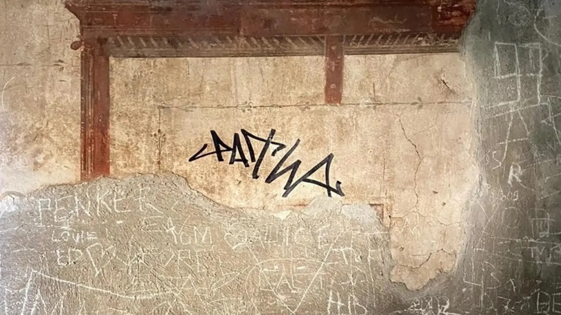 Detalle de la firma del turista en una pared con frescos en la antigua ciudad de Herculano/ EFE/carabinieri de Nápoles