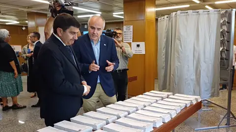 Pedro Blanco y Alberto de la Fuente Delegado del Gobierno y secretario general de la Delegación del Gobierno en Galicia.