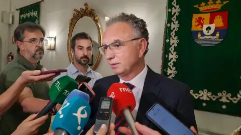 El delegado del Gobierno en Extremadura asevera que no se va a eliminar "ninguna" ruta de autobús nacional El delegado del Gobierno en Extremadura asevera que no se va a eliminar "ninguna" ruta de autobús nacional