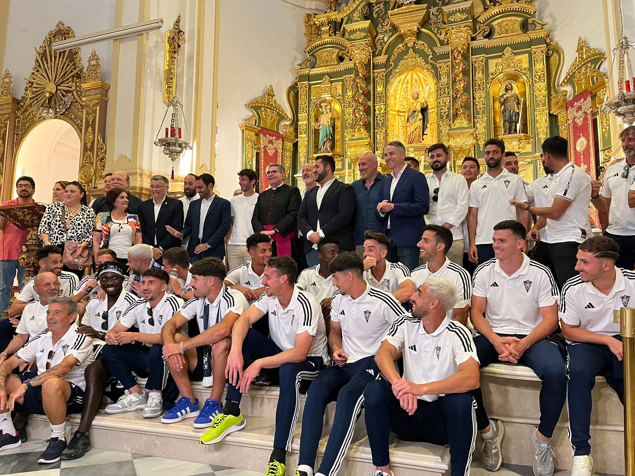 El Marbella FC celebró ayer el ascenso con sus aficionados El Marbella FC celebró ayer el ascenso con sus aficionados