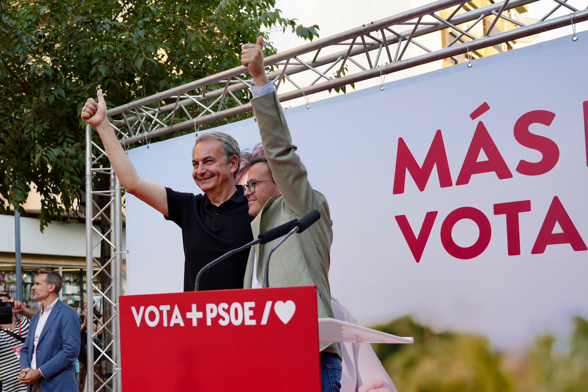 Zapatero aseguraba en Almendralejo que la moción insinuada por Feijóo sería una "moción caradura" Zapatero aseguraba en Almendralejo que la moción insinuada por Feijóo sería una "moción caradura"