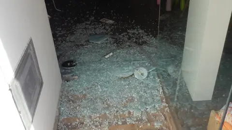 Destrozos en los establecimientos comerciales. Destrozos en los establecimientos comerciales.