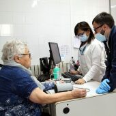 Una paciente es atendida en un CAP