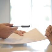 Gente firmando un contrato