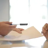 Gente firmando un contrato Gente firmando un contrato