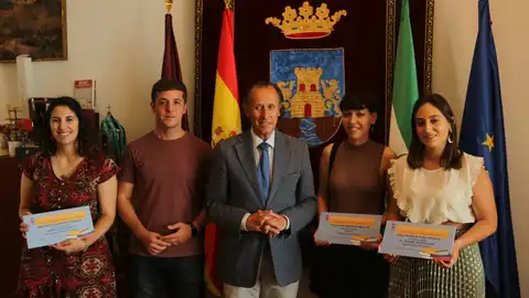 José María Román y José Alberto Cruz con las ganadoras José María Román y José Alberto Cruz con las ganadoras