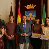 José María Román y José Alberto Cruz con las ganadoras José María Román y José Alberto Cruz con las ganadoras