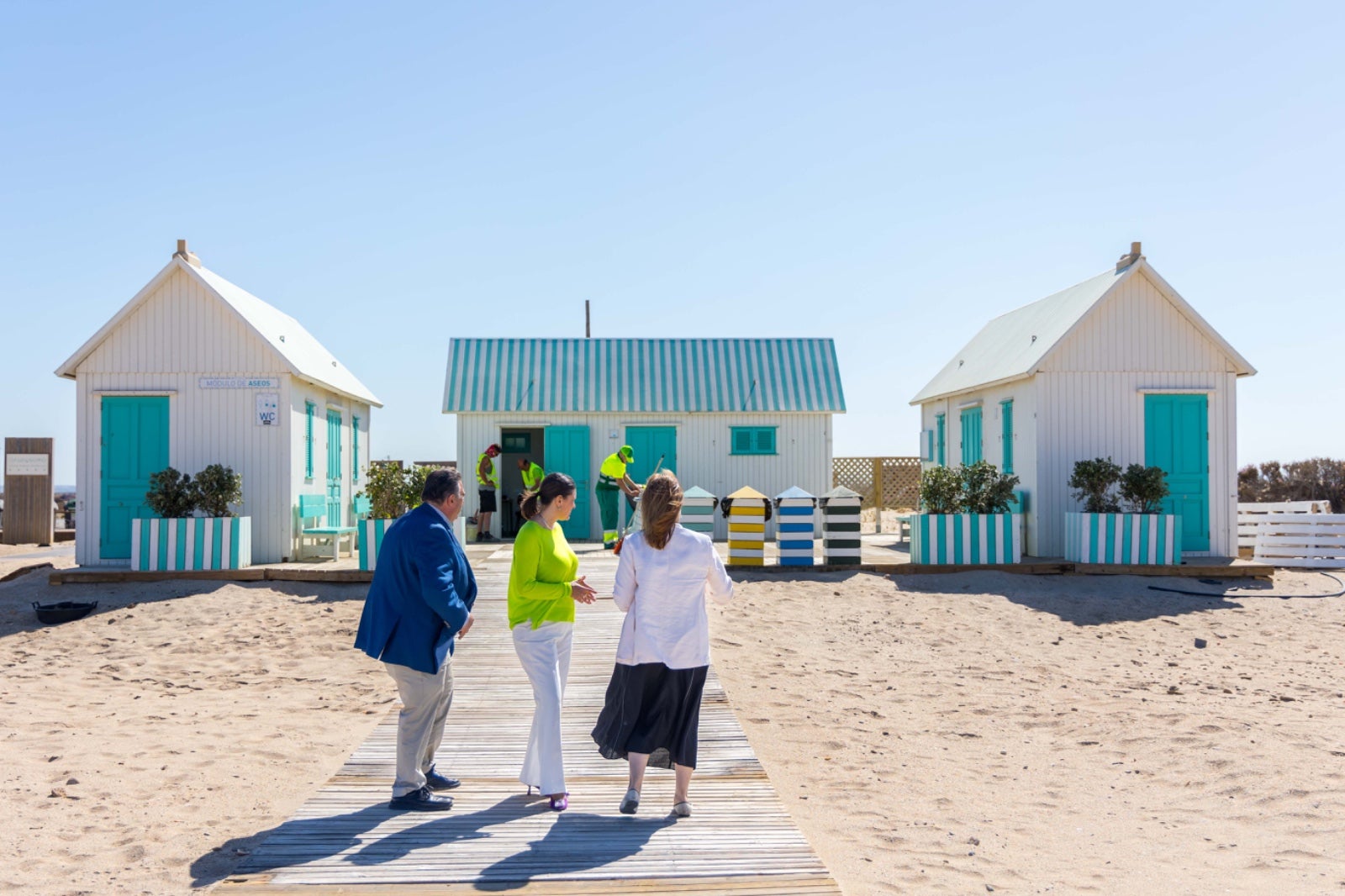 Los servicios de la playa de Camposoto, a pleno rendimiento Los servicios de la playa de Camposoto, a pleno rendimiento