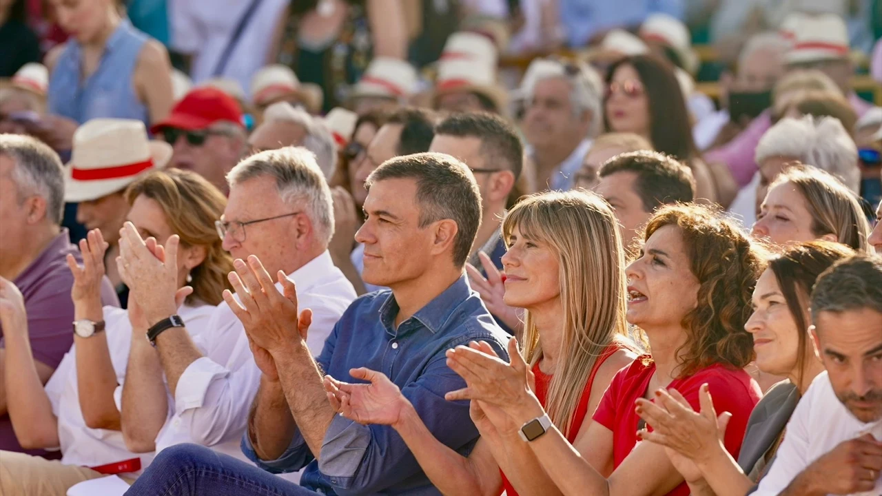 Sánchez reaparece en campaña acompañado de Begoña Gómez un día después de ser citada por el juez