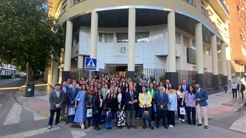 Representantes del Colegio de Médicos de Badajoz, a las puertas de la sede colegial Representantes del Colegio de Médicos de Badajoz, a las puertas de la sede colegial