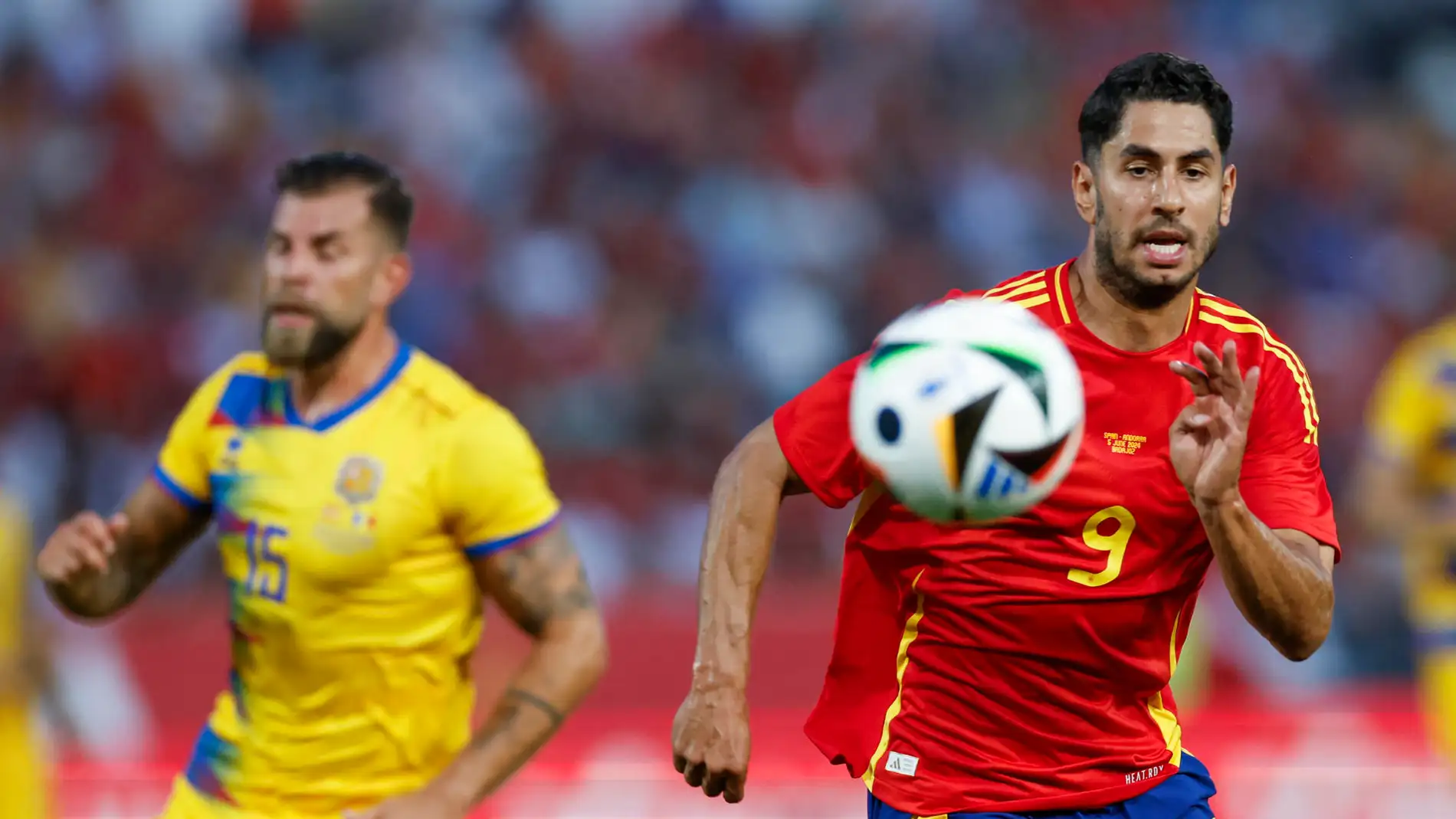 El delantero de la selección española de fútbol Ayoze Pérez (d) juega un balón ante el andorrano Moisés San Nicolás, durante el partido amistoso que España y Andorra disputaron este miércoles en el estadio Nuevo Vivero, en Badajoz El delantero de la selección española de fútbol Ayoze Pérez (d) juega un balón ante el andorrano Moisés San Nicolás, durante el partido amistoso que España y Andorra disputaron este miércoles en el estadio Nuevo Vivero, en Badajoz
