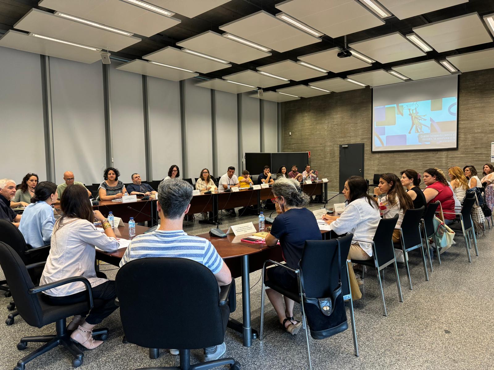 Los equipos REDO de la Guardia Civil y Mujeres en Zona de Conflicto se incorporan al Comité Extremeño contra el Racismo Los equipos REDO de la Guardia Civil y Mujeres en Zona de Conflicto se incorporan al Comité Extremeño contra el Racismo