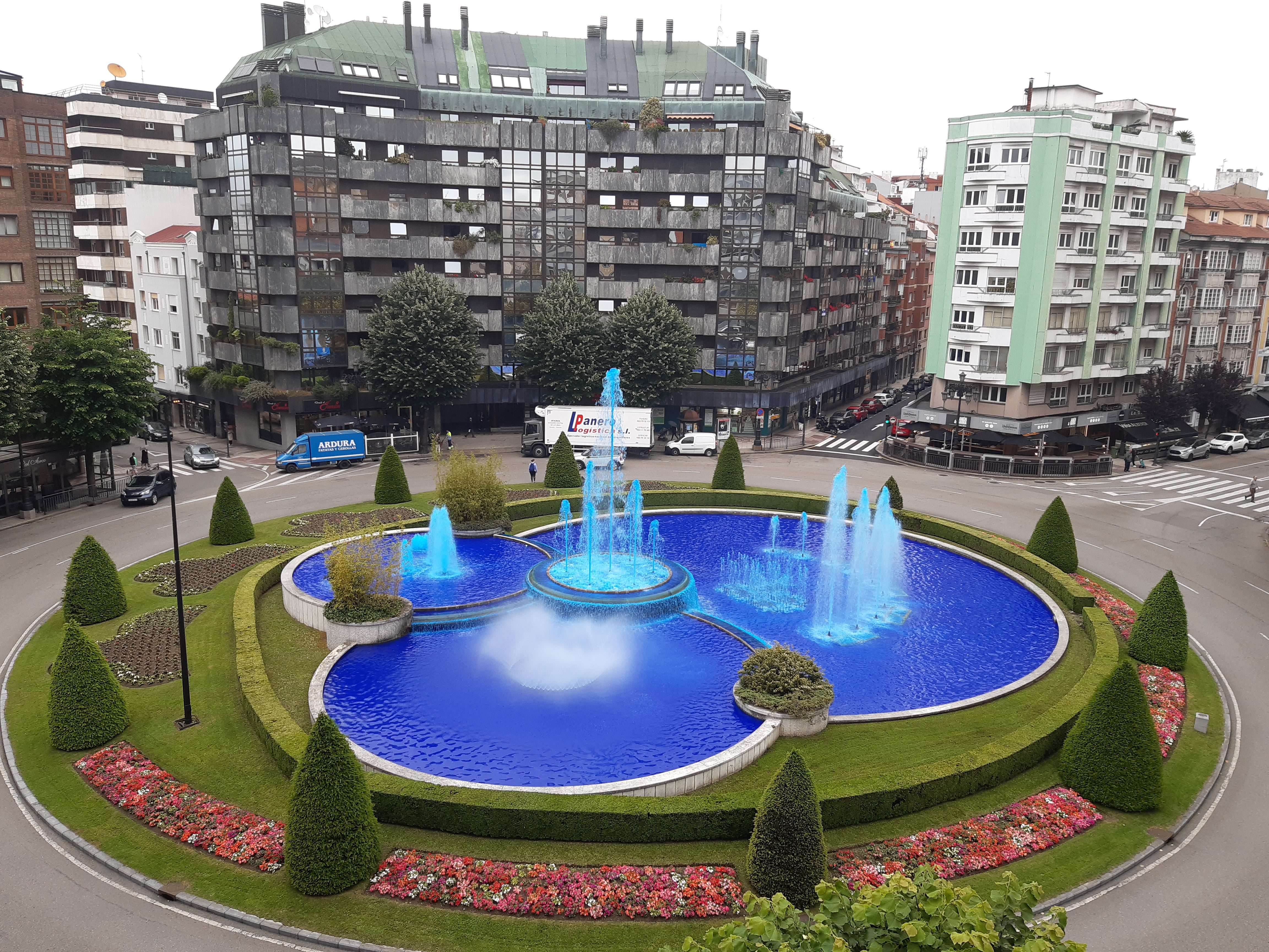 Fuentes en azul para apoyar al Real Oviedo en la promoción Fuentes en azul para apoyar al Real Oviedo en la promoción