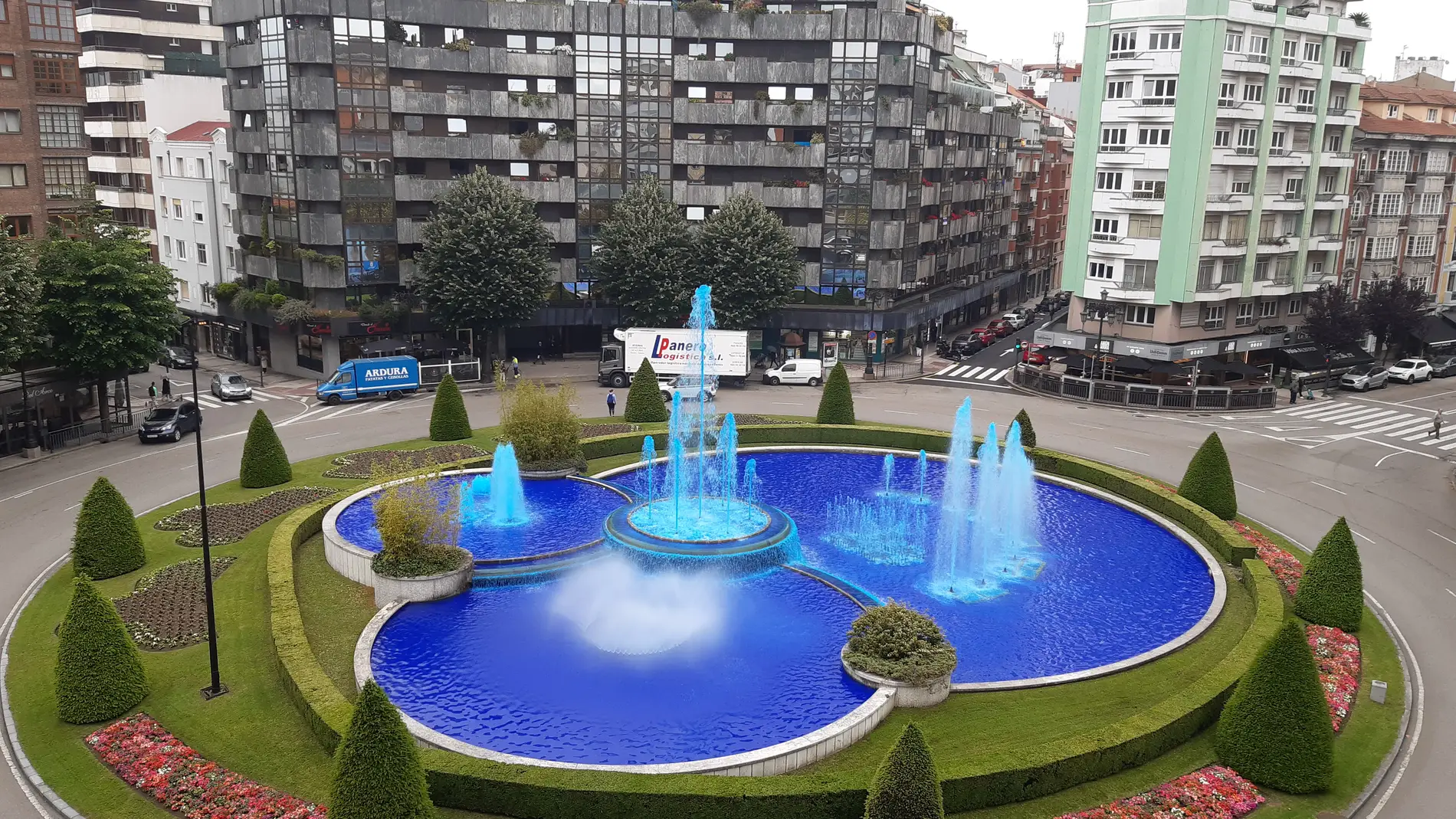Fuentes en azul para apoyar al Real Oviedo en la promoción Fuentes en azul para apoyar al Real Oviedo en la promoción