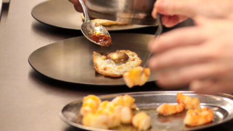 Una de las especialidades de Disfrutar, huevo frito de oro con cabeza de carabinero