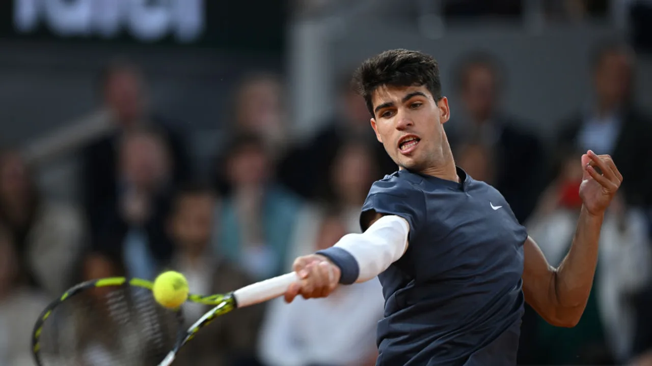 Carlos Alcaraz durante un partido en Roland Garros