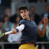 Carlos Alcaraz durante un partido en Roland Garros